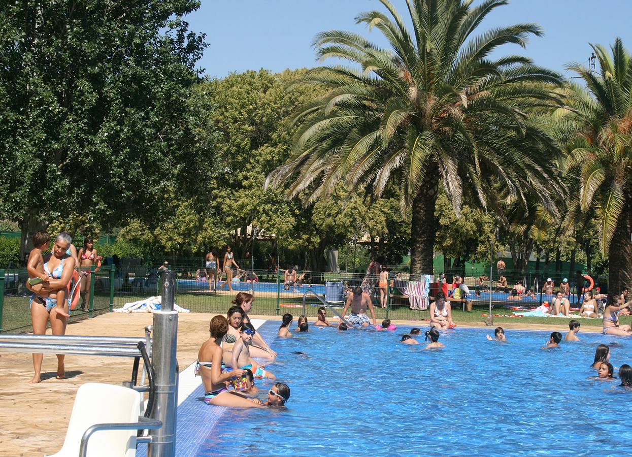 Contratarán a tres monitores de natación en Coria para julio y agosto