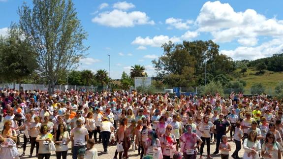 Casi un millar de personas se bañan en colores para reivindicar una cura para la leucemia