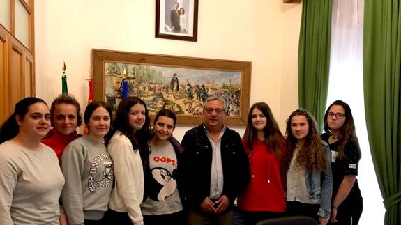 El Ayuntamiento se compromete con el Instituto a comprar y poner a su disposición un desfibrilador