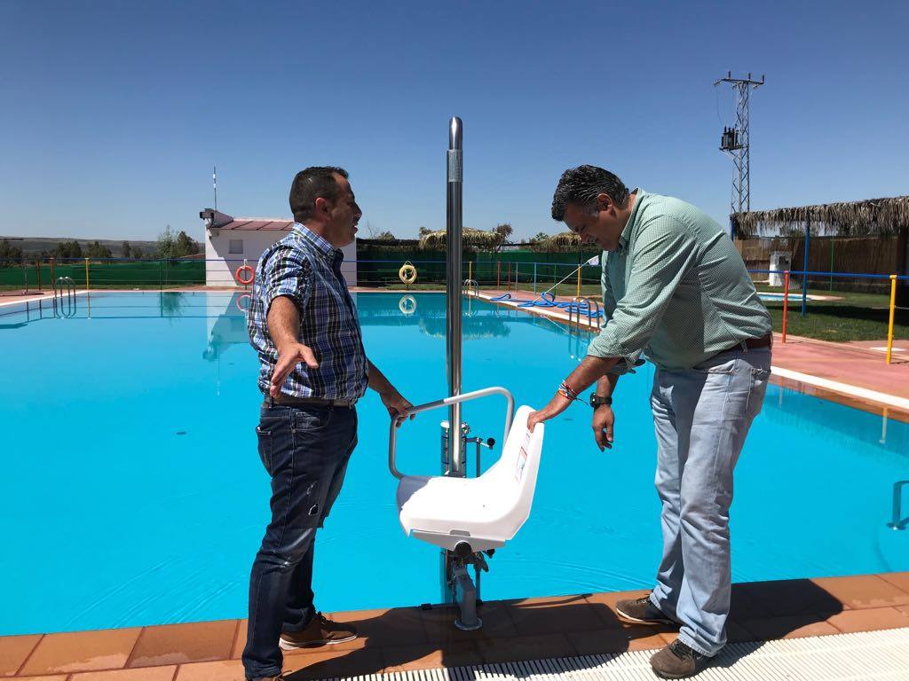 Las piscinas de Puebla de Argeme y Rincón del Obispo cuentan ya con sillas elevadoras