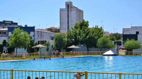 Los alumnos del IESO celebran el fin de curso en la Piscina municipal