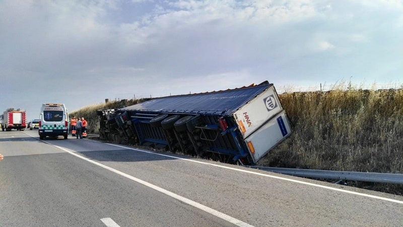 Vuelca un tráiler en la CC-38 cargado de patatas