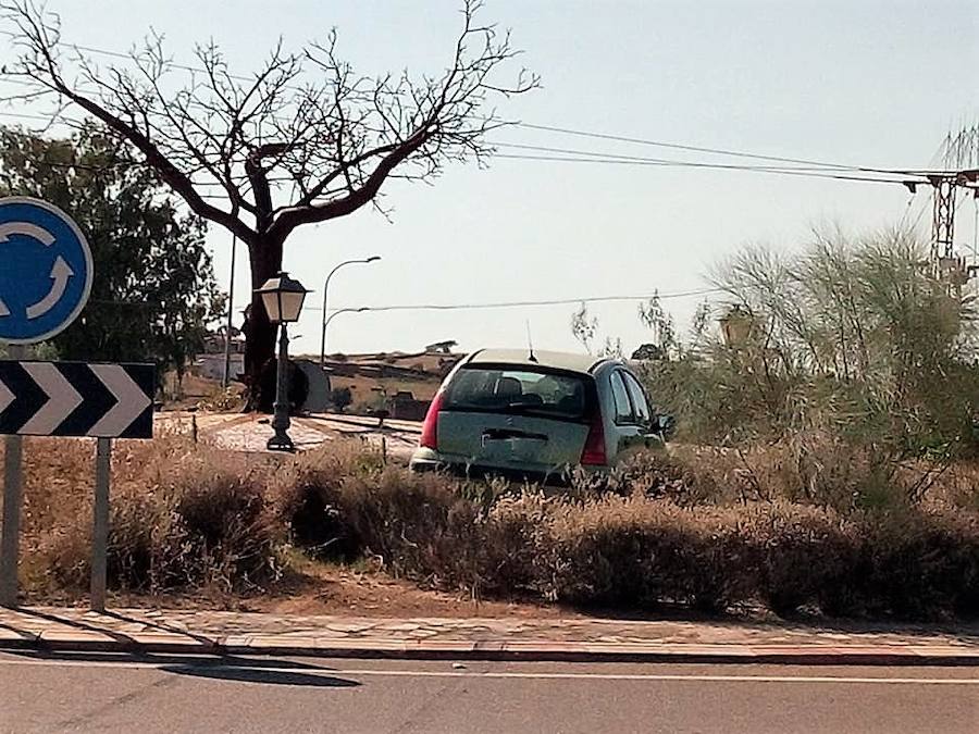 Un conductor desorientado acabó en la rotonda de entrada a la localidad