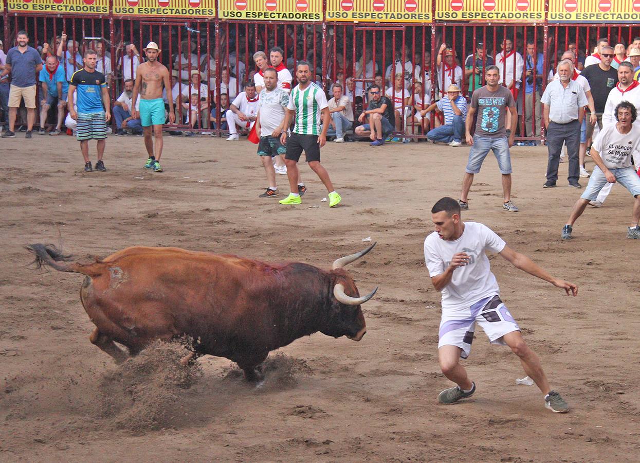 El toro Garagrito de la peña El 27 hirió de gravedad a un varón de 35 años