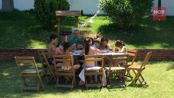 La Biblioteca Municipal se traslada a la piscina los martes y los jueves