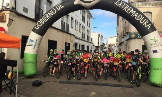 Más de 80 ciclistas protagonizaron la IV carrera Sierra Argallén