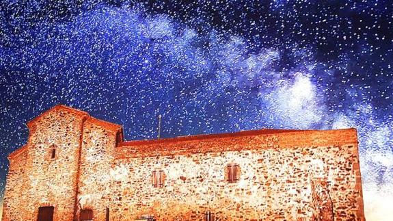 Una oportunidad para cenar bajo las estrellas en la cima de Tentudía