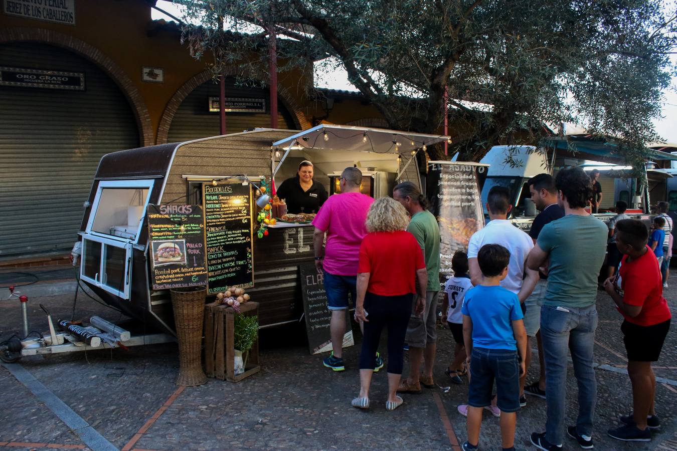 Gran ambiente en la primera jornada del Festival 'Food Truck'