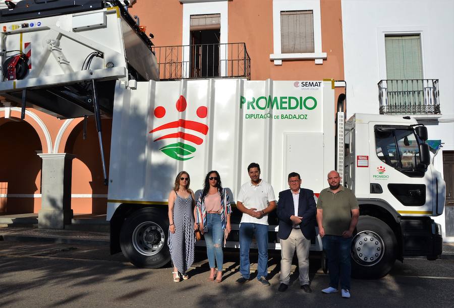 El diputado de PROMEDIO entregó el nuevo camión de basura a los ediles de Villanueva y de Valencia del Mombuey