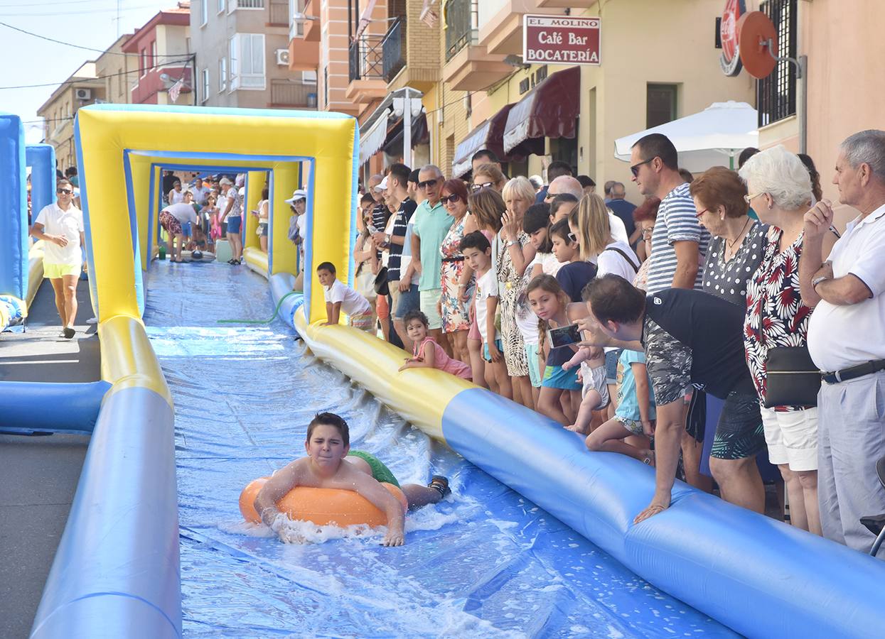Numeroso público participa en las actividades de las fiestas del barrio de Santiago