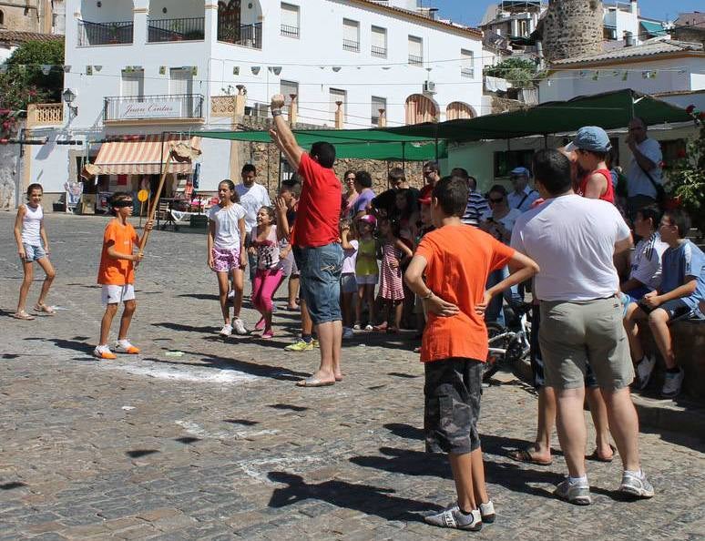 El popular barrio de Santiago da el pistoletazo de salida, este sábado, a las tradicionales 'velás'
