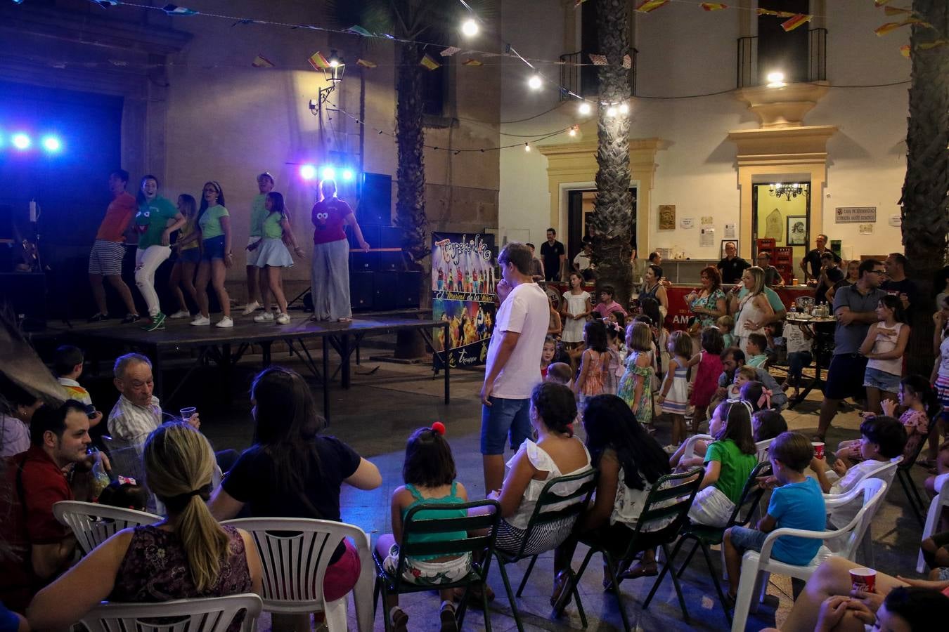 Los juegos populares y la animación de 'Trouppelandia' inauguran la 'velá' de Santa Catalina
