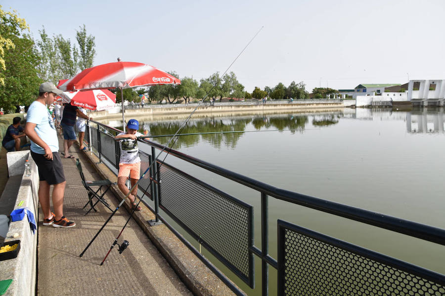 Alejandro del Puerto se impone en el concurso de pesca infantil