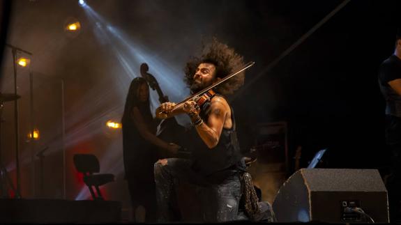 Ara Malikian sale a hombros