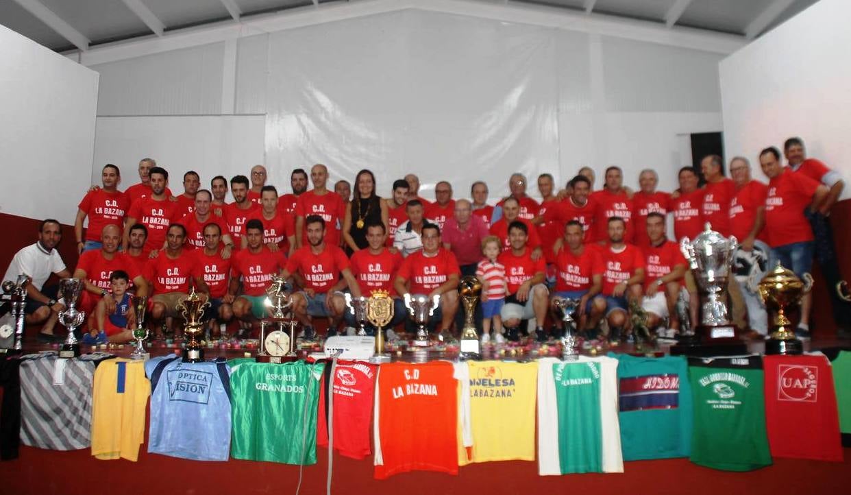 Emotivo homenaje al Club Deportivo La Bazana, 37 años de “un equipo y una familia”