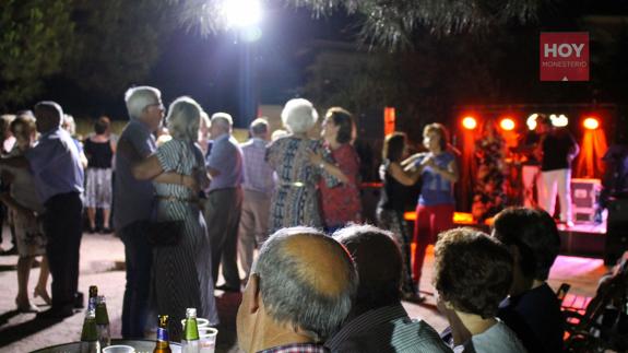 Casi un centenar de mayores disfrutaron anoche de su IV Verbena Popular