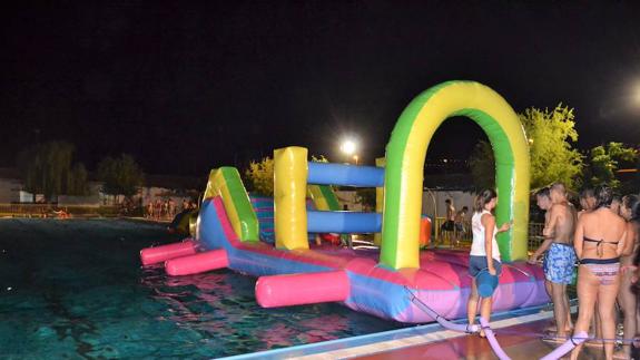 La piscina municipal acoge la IV Fiesta Nocturna con hinchables