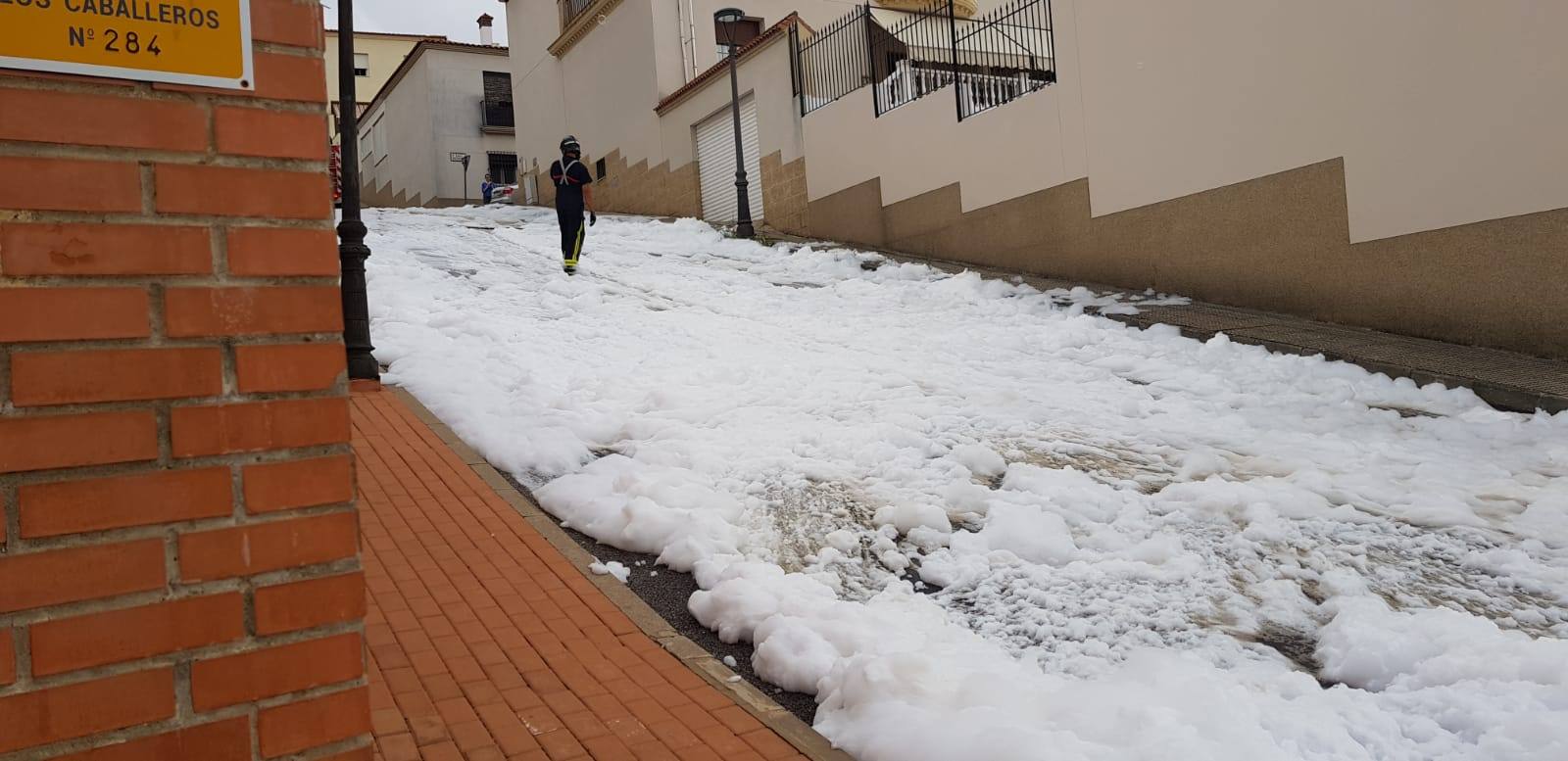 Vuelca un bidón de 900 litros de producto tóxico de un camión en Jerez de los Caballeros
