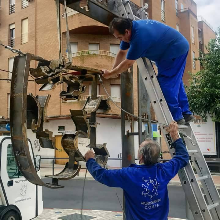 La rotonda del hospital ya cuenta con el escudo de Coria