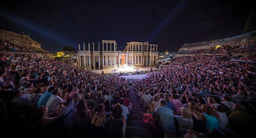 El coro Amadeus IN interpretó el himno de Extremadura en el Teatro Romano de Mérida
