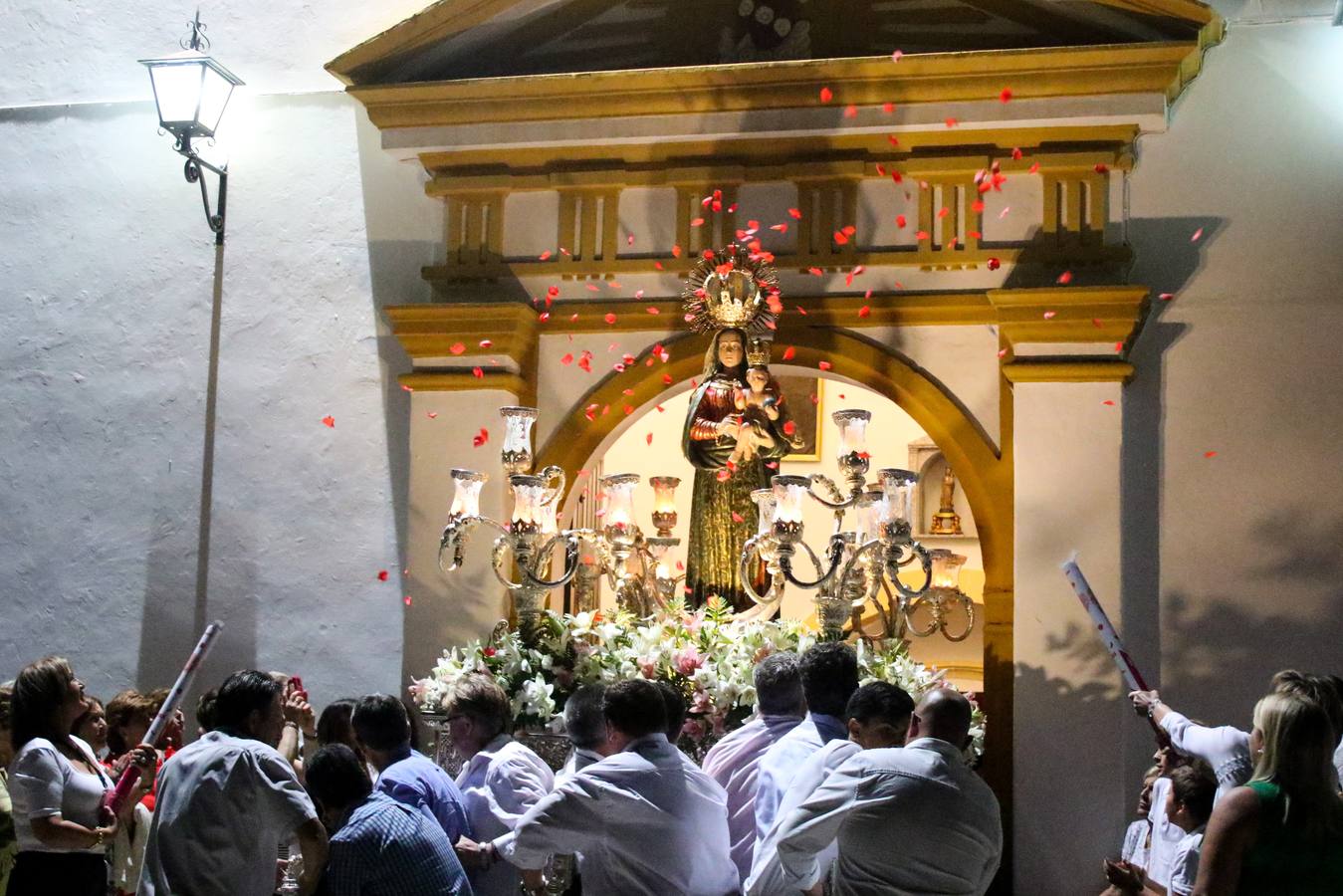 Jerez vive con devoción y fervor el traslado de la Virgen de Aguasantas a su Santuario
