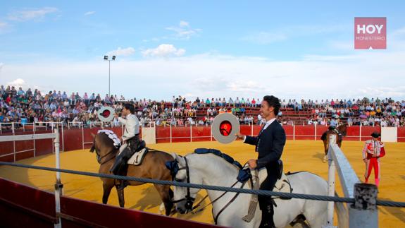 Leonardo Hernández y Andrés Romero abren la puerta grande en Monesterio