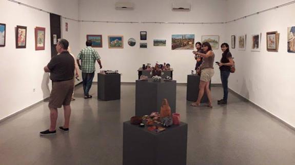 Los alumnos de los cursos de alfarería y dibujo experimental inauguraron el pasado lunes una exposición en la Casa de Cultura