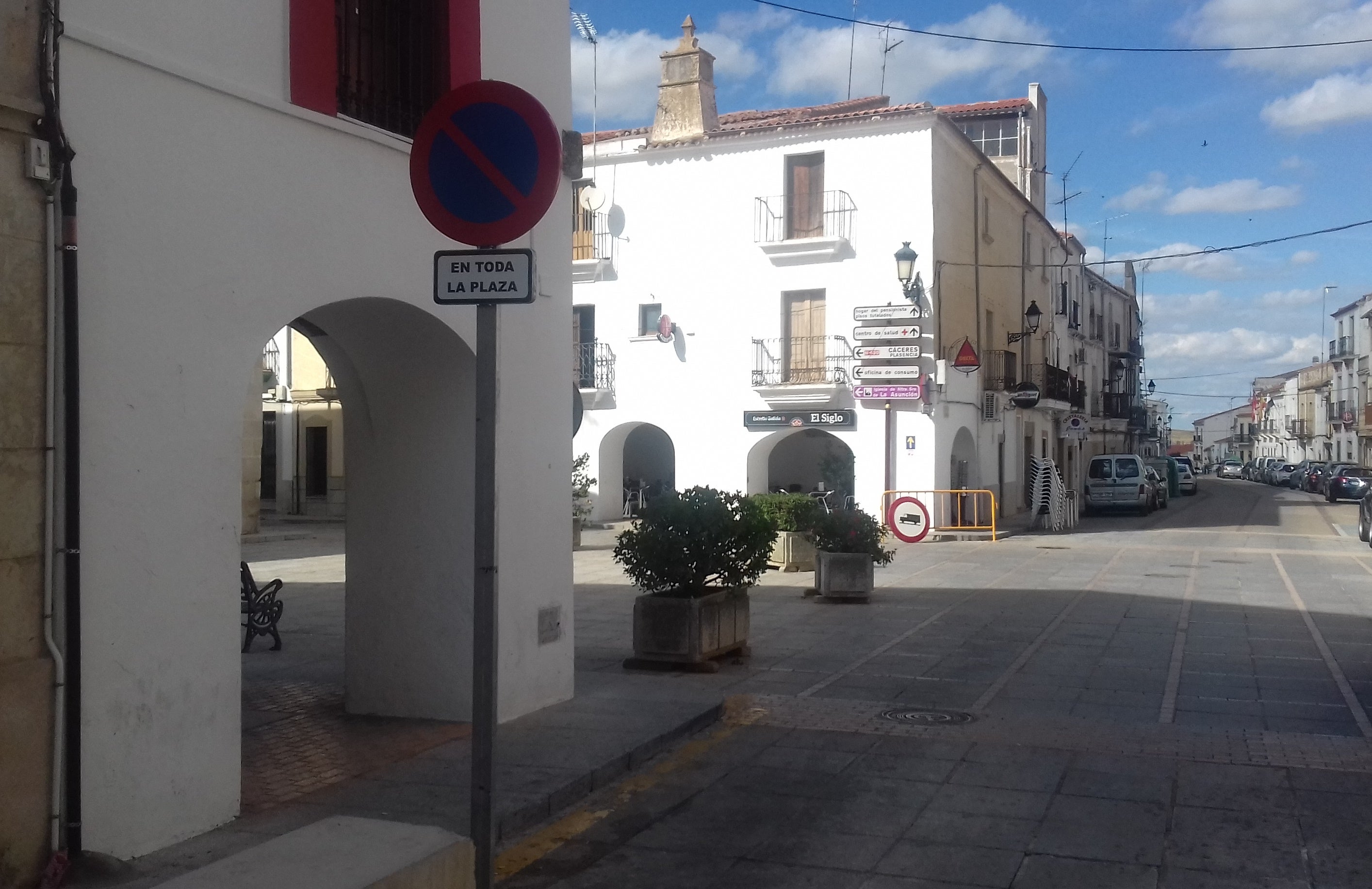 Queda prohibido estacionar en la Plaza de España