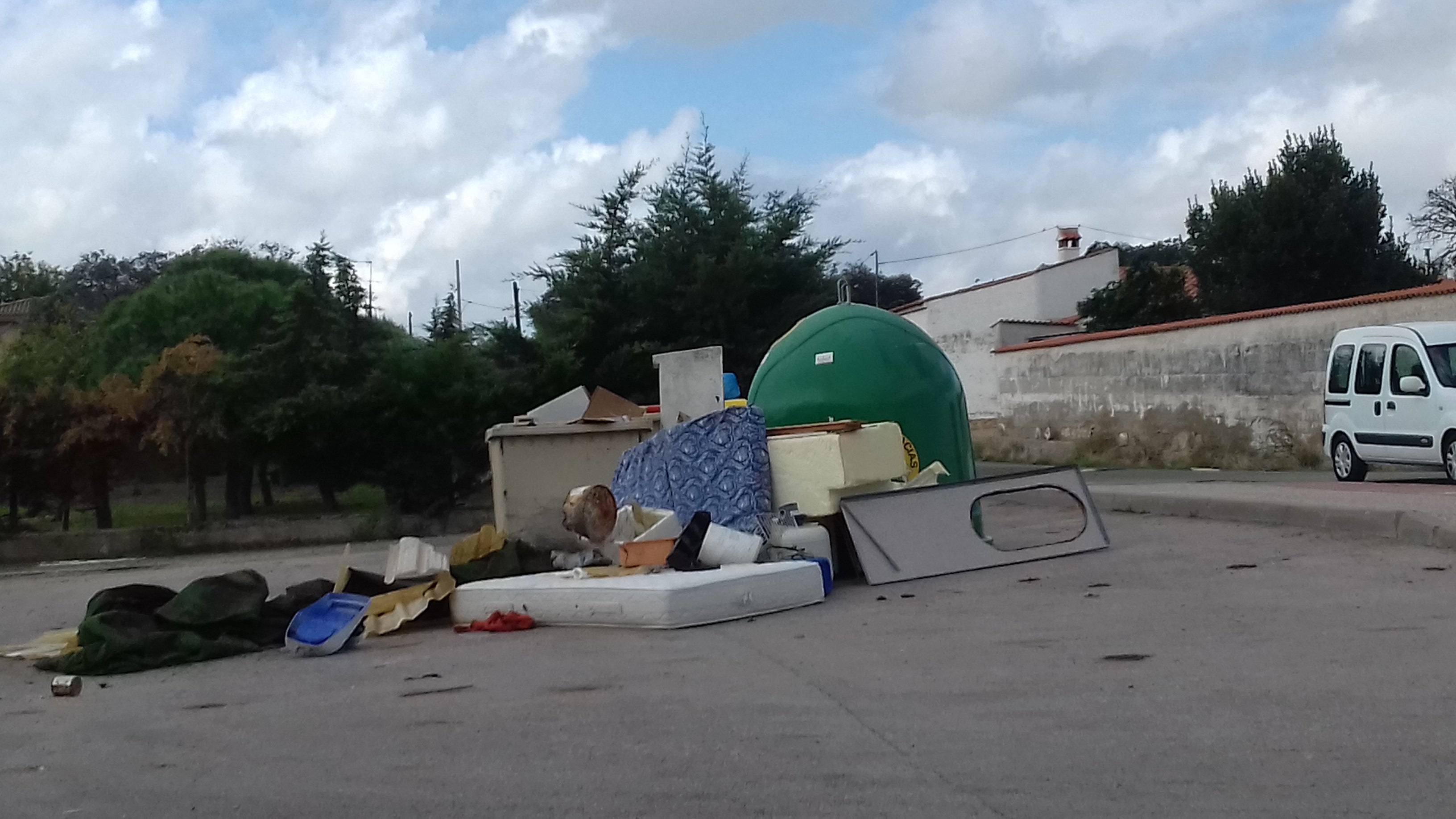 Se prohíbe tirar enseres domésticos y muebles junto a los contenedores
