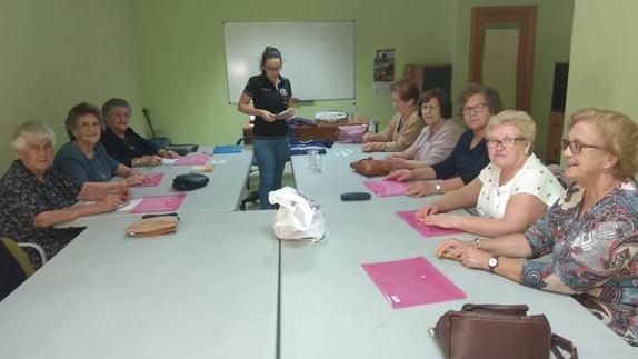 Más de 40 mayores, alumnos del Taller de Mantenimiento de la Memoria de la UP