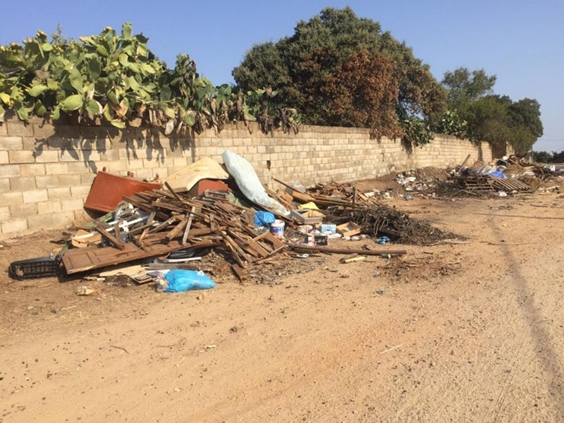 Vecinos de El Monte del Casar critican la falta de civismo por el abandono de enseres