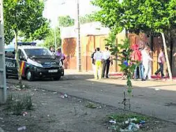 La policía en la reyerta de ayer por la mañana en el ferial que se saldó con un detenido y otro joven en el hospital Infanta Cristina. / HOY/