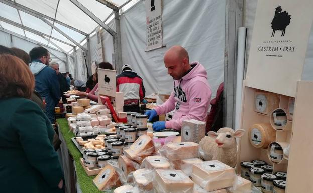 El sol y el buen ambiente acompañan en la III Feria del Queso