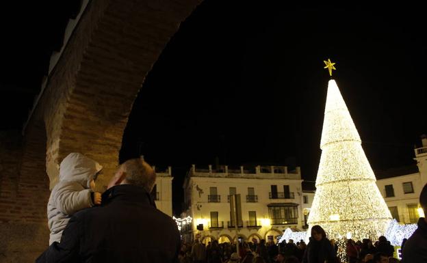 La plaza Grande se llena para ver el encendido de la Navidad