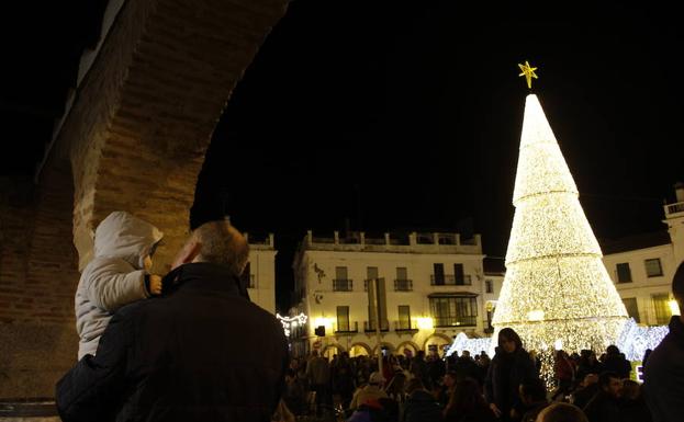 La plaza Grande se llena para ver el encendido de la Navidad