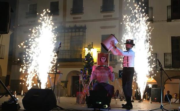 Numerosas personas en el encendido de Navidad en Zafra