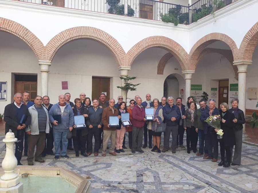 El Ayuntamiento hace entrega de una placa conmemorativa a los trabajadores jubilados