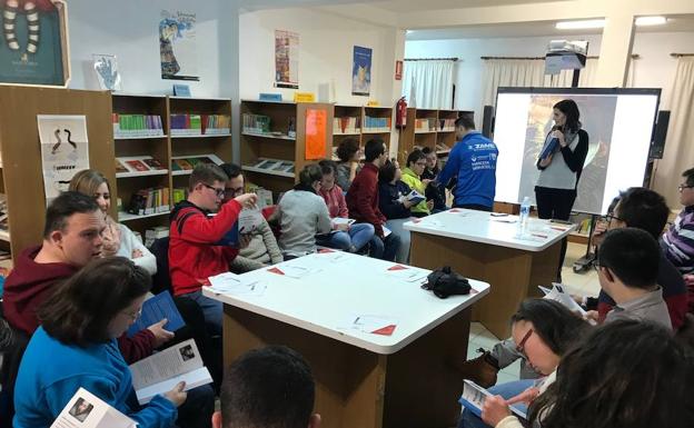 La biblioteca municipal acoge un club de lectura fácil con la Asociación Down Zafra
