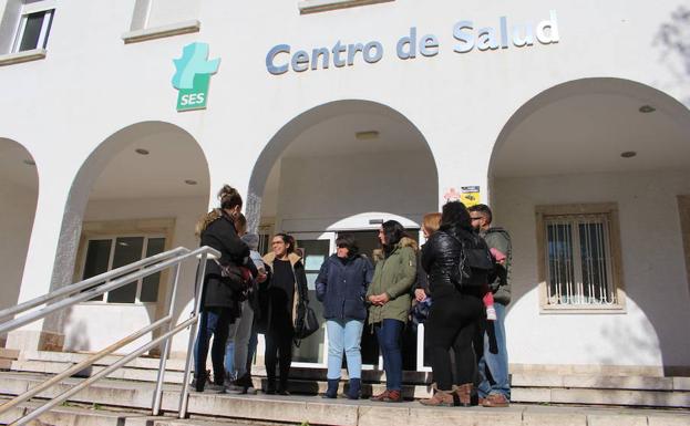 Un grupo de madres se concentra por la falta de pediatras en Zafra