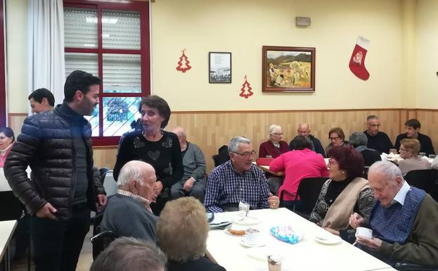 El equipo de gobierno visita a los mayores de la residencia en Navidad