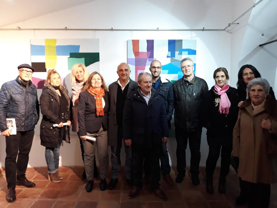 La exposición colectiva «Tejiendo arte en diciembre» reúne en la sala Las Tenerías la obra de siete artistas