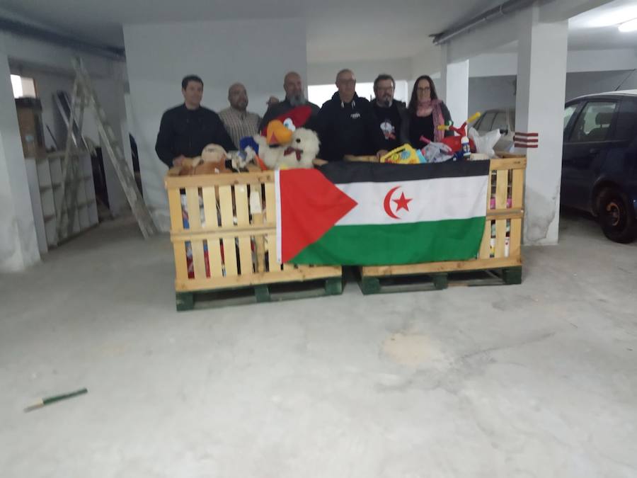 La Asociación de Amigos del Pueblo Saharaui recibe juguetes de la peña Correcaminos