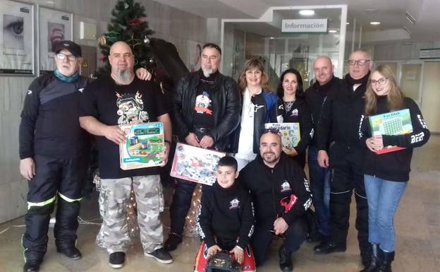 «Correcaminos» de Zafra dona juguetes al Hospital materno de Badajoz