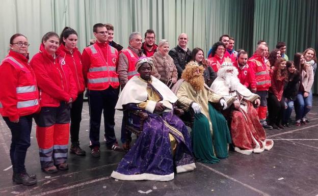 Los Reyes Magos entregan regalos a cerca de 40 niños de la Asamblea de Cruz Roja