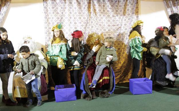Largas colas para ver a los Reyes Magos de Oriente