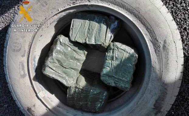 Detenidos a su paso por Puebla de Sancho Pérez por ocultar cuatro kilos de hachís en su coche