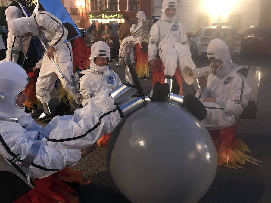 El pasacalles contó con 29 grupos participantes y más de 300 personas