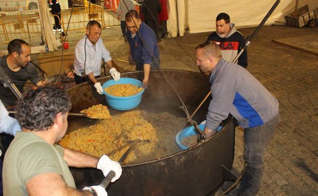 El lunes se repartieron más de 1.500 raciones de migas con chocolate