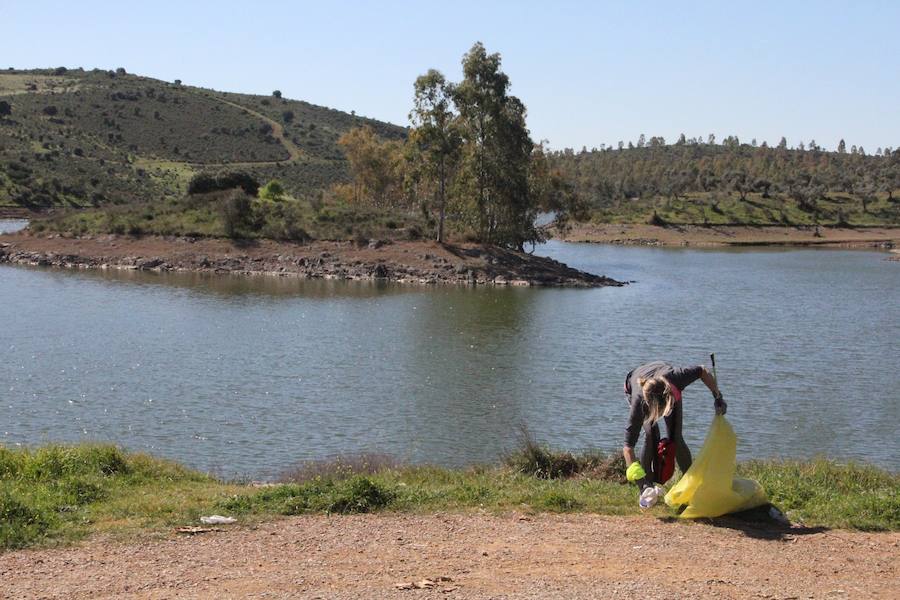 Unos 200 kilos de residuos se limpian del entorno de La Albuera