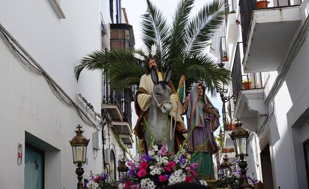 La Borriquita, Jesús Orando en el Huerto y Corazón Doloroso de María inauguran los desfiles procesionales el Domingo de Ramos